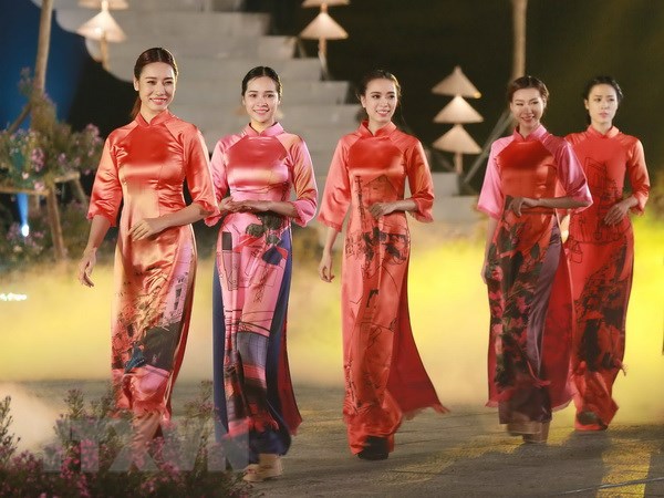Vẻ đẹp thướt tha, dịu dàng và nữ tính của áo dài đã trở thành trang phục mang đậm dấu ấn thuần phong, mỹ tục của dân tộc Việt Nam. (Ảnh: Trọng Đạt/TTXVN)