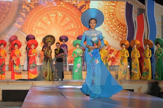Trình diễn áo dài trong khuôn khổ Lễ hội Áo dài Thành phố Hồ Chí Minh lần 3 năm 2016. (Ảnh: Phương Vy/TTXVN)